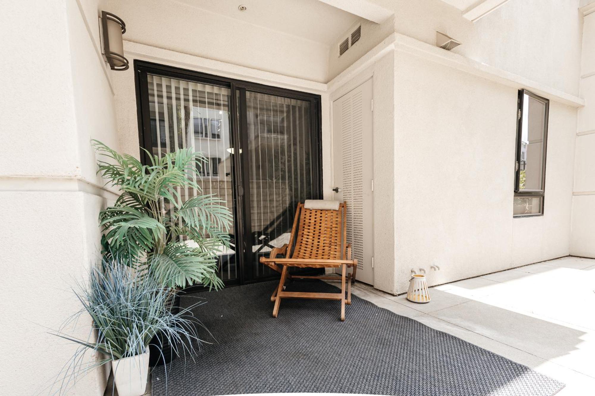 Elite 2bd In Miracle Mile