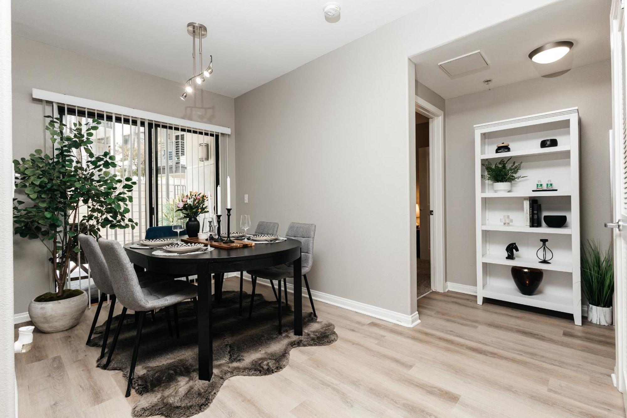 Elite 2bd In Miracle Mile