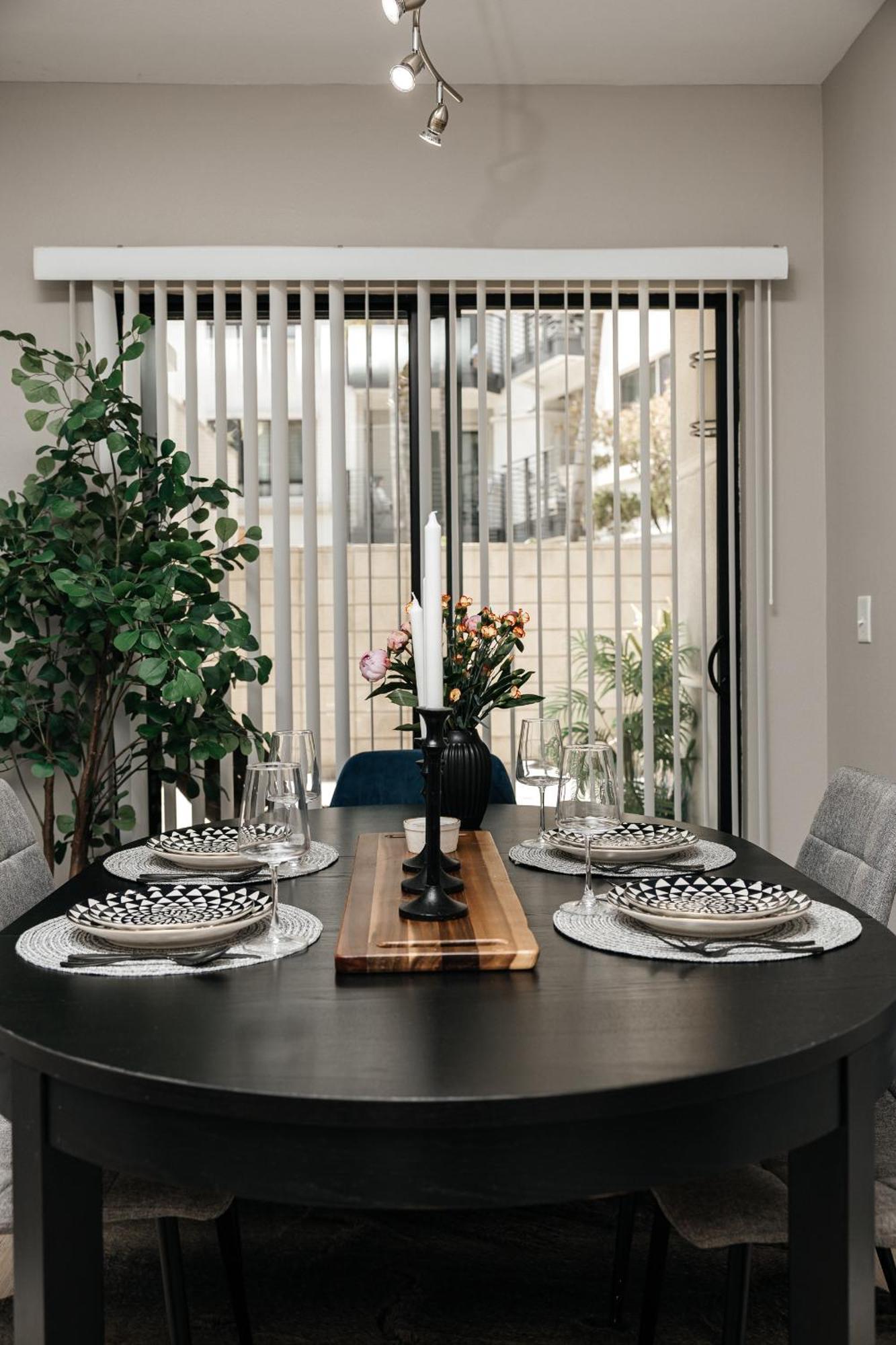 Elite 2bd In Miracle Mile